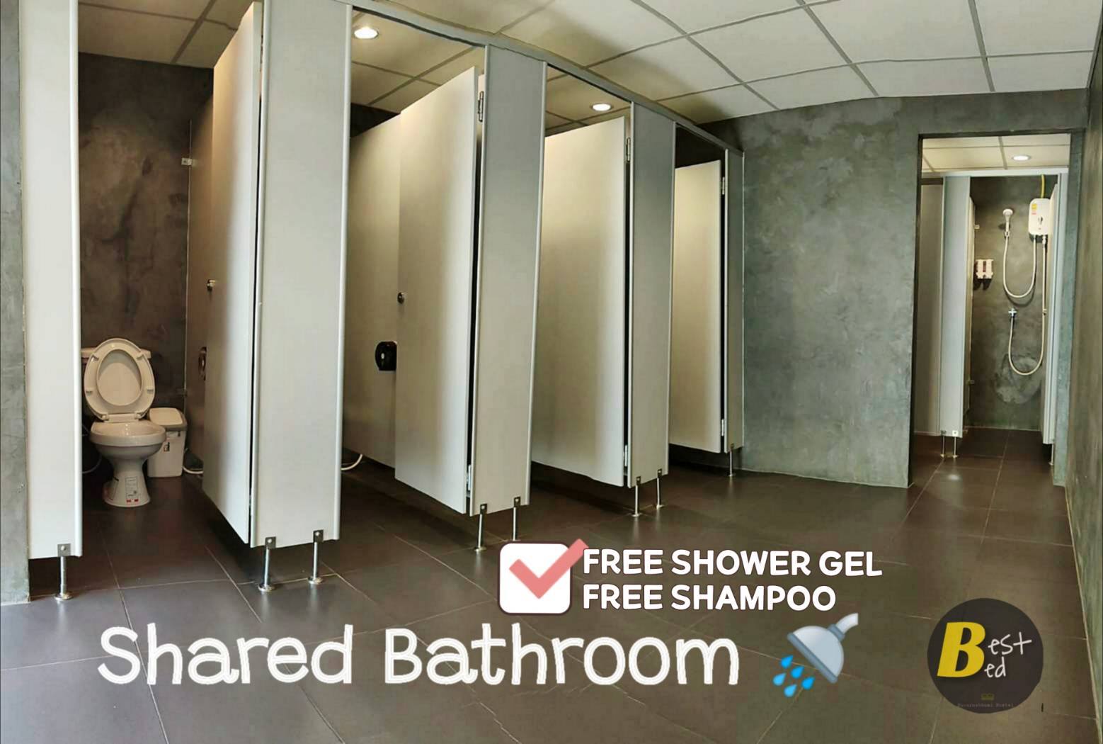 ห้องน้ำรวมสไตล์ฟิตเนสของ Best Bed Suvarnabhumi Hostel